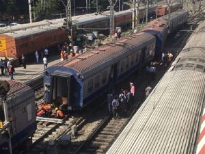 pune-maharashtra-two-coaches-of-memu-train-derailed-from-railway-track-Indian-news-